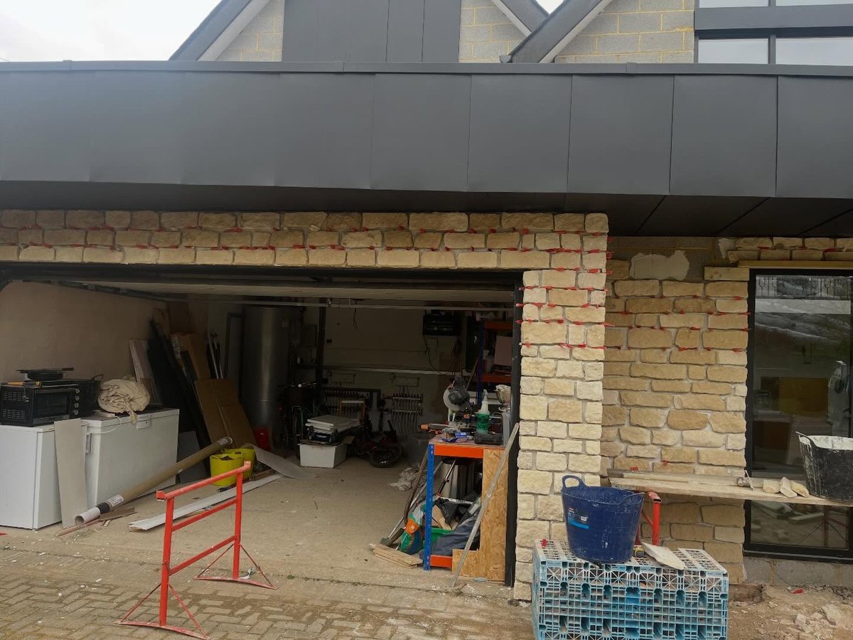Cutting and bedding stone slips during a cladding installation